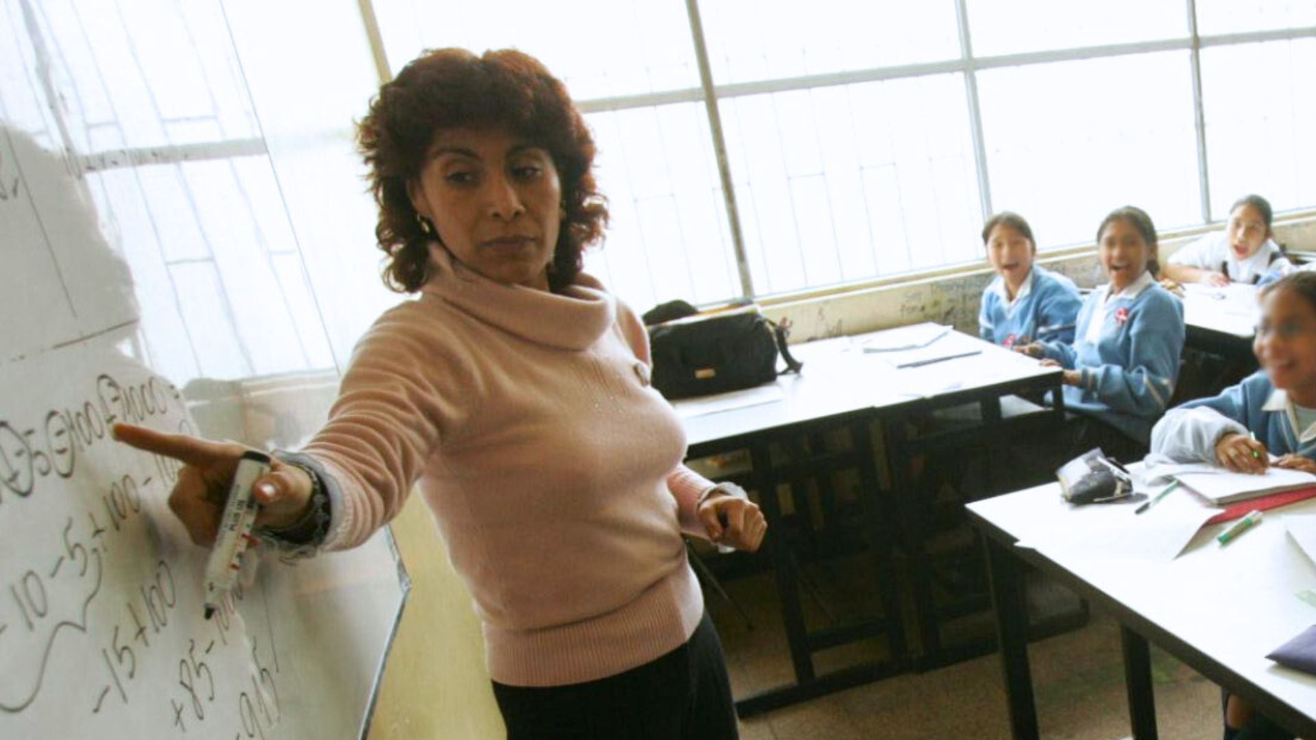 Beneficio es entregado a trabajadores del sector público. | Andina/Norman Córdova