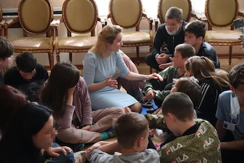 Maria Lvova-Belova con chicos ucranianos