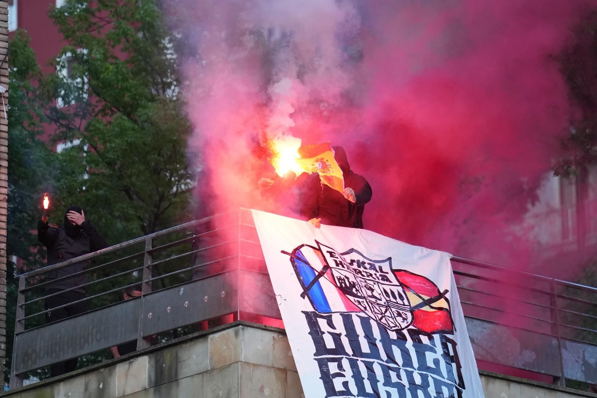 Encapuchados queman una bandera española y despliegan pancartas en apoyo a la selección vasca y contra España en Eibar