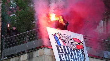 Encapuchados queman una bandera española y despliegan pancartas en apoyo a la selección vasca y contra España en Eibar