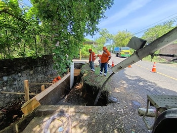 El Plan Nacional de Mitigación mantiene 34 microplanteles activos para atender emergencias por lluvias y ejecutar limpieza, dragado y estabilización de taludes. (Foto cortesía FOVIAL)
