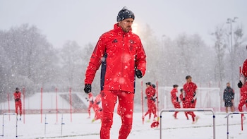 Bajo tremenda nevada tuvo que