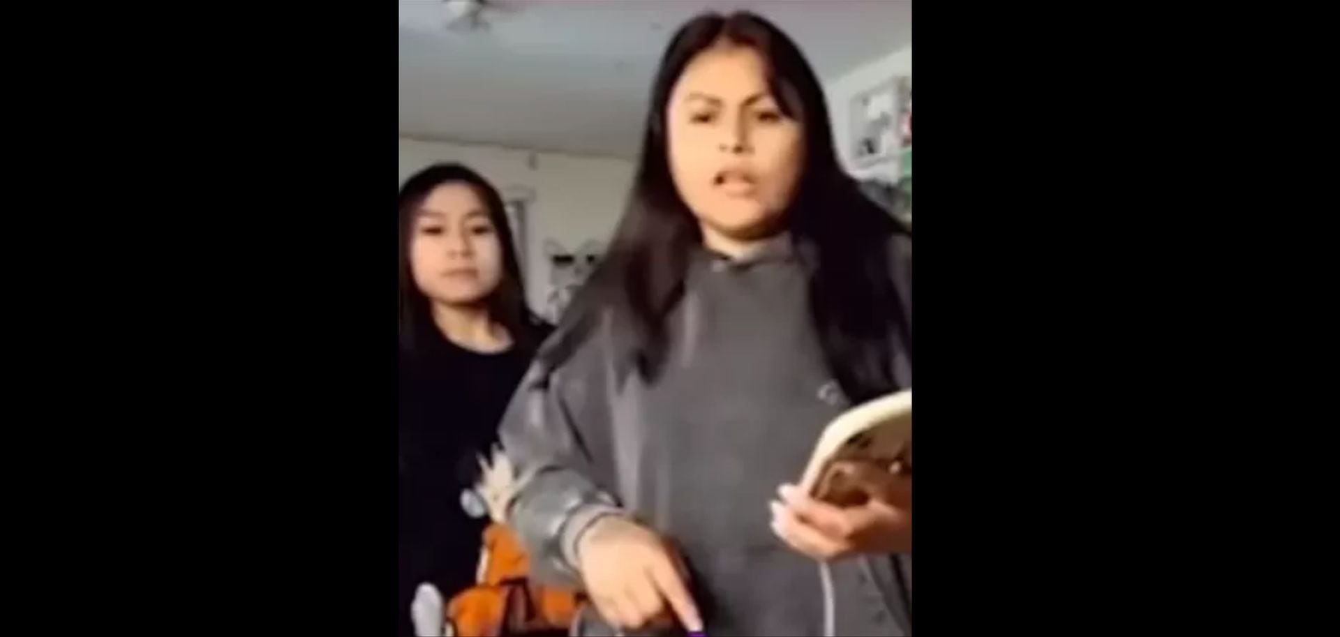 Tras escuchar los comentarios de Janet, la madre de Milenka perdió la paciencia y lanzó fuertes frases en su contra, asegurando que “no puede igualarse una mujer adulta con una niña”. (América TV)