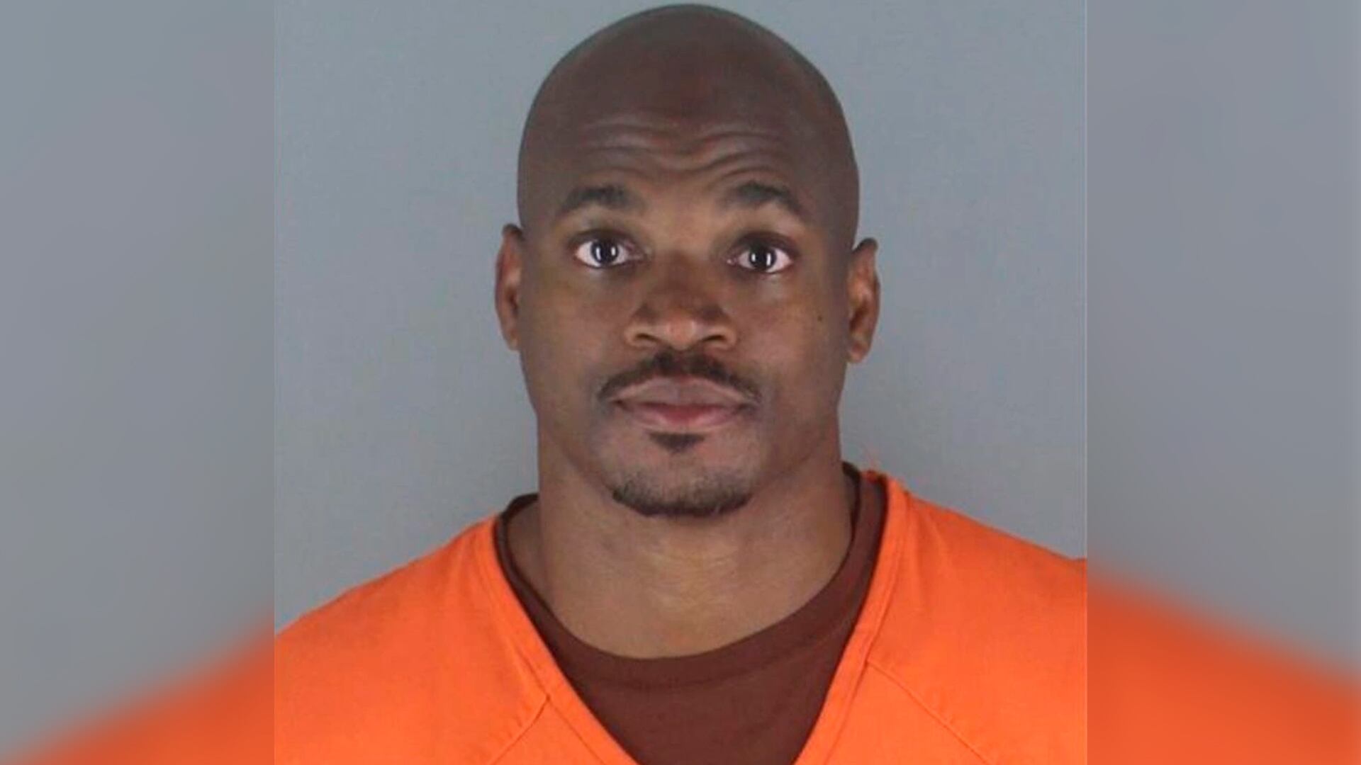 El exjugador de la NFL enfrenta cargos de cuarto grado por manejar en estado de ebriedad. (Cárcel del Condado de Hennepin)