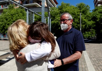 Domenico di Massa y Mariantonia Gangemi abrazan a su nieta Cecilia por primera vez en dos meses después de que Italia permitió que las familias se vieran de nuevo cuando el país comienza a poner fin a un bloqueo nacional (REUTERS / Yara Nardi)