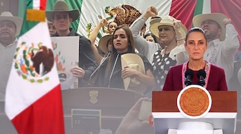 Mujer con blazer y micrófonos en un atril con el escudo de México. Fondo con personas, sombreros, banderas mexicanas y una bandera borrosa en primer plano.