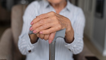 Una mujer de 80 años es dada por muerta hasta en dos ocasiones y tiene que pagar miles de euros para ser atendida en el médico