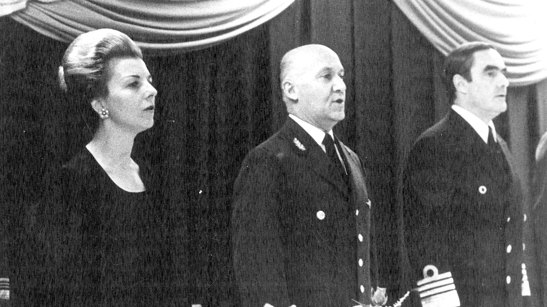 Isabel Perón junto a Héctor Fautario de la Fuerza Aérea y el almirante Massera, de la Armada