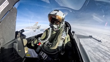 Cuenta Briatore que el Himno Nacional que suena antes de cada partido interpela a los soldados del aire (Foto: FAA)
