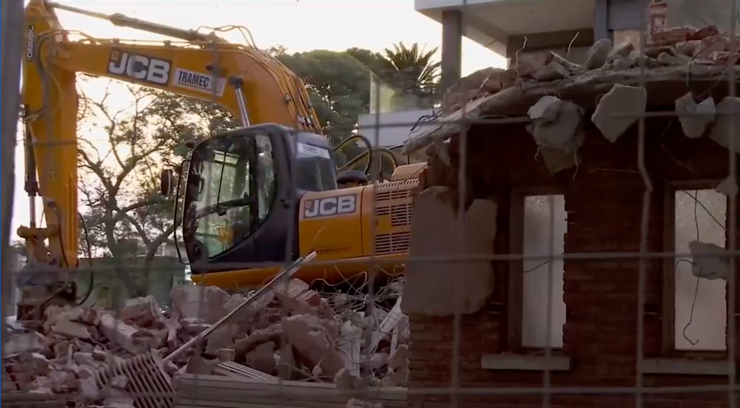 Demolición de la casa del asesino serial Pablo Goncálvez, en Montevideo (Captura Telemundo/Canal 12)