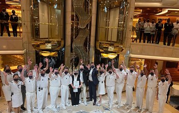 Pareja de ansianos pasan sus días en un crucero