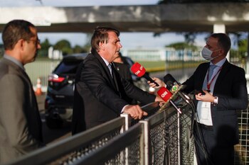 Jair Bolsonaro habla con los