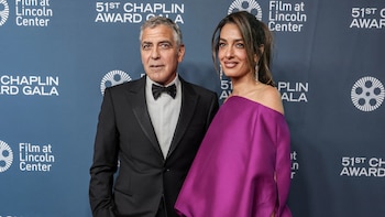 Cómo Amal Clooney fusiona derecho, glamour y cultura en la capital del arte estadounidense