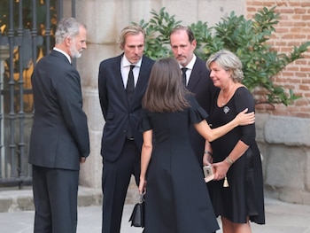 Los reyes Felipe y Letizia saludan a Beltrán, Bruno y Simoneta Gómez-Acebo en el funeral por Juan Gómez-Acebo (Europa Press)
