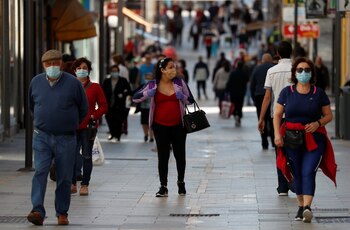 Peatones en Ronda, España (Reuters)