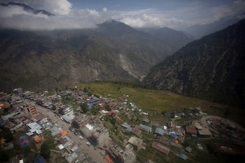 El gobierno del Tíbet movilizó cerca de 800 trabajadores de emergencia y 150 vehículos, y el ejército de Nepal desplegó medios aéreos en Rasuwa. (EFE/Hemanta Shrestha/Archivo)
