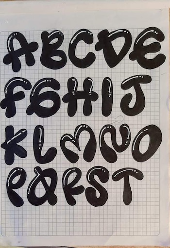 Esta tipografía suele usarse para trabajos escolares y cartas de amor - crédito Letra timoteo y curso de lettering / Facebook