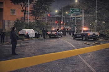 Un hombre y una mujer fueron atacados a balazos mientras se encontraban en un automóvil sobre Paseo de la Reforma, a la altura de la avenida Ricardo Flores Magón. (Imagen ilustrativa generada con IA | Infobae México)