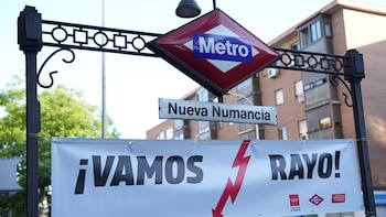 Metro decora las estaciones que recorren Vallecas para animar al Rayo en la final de la Conference