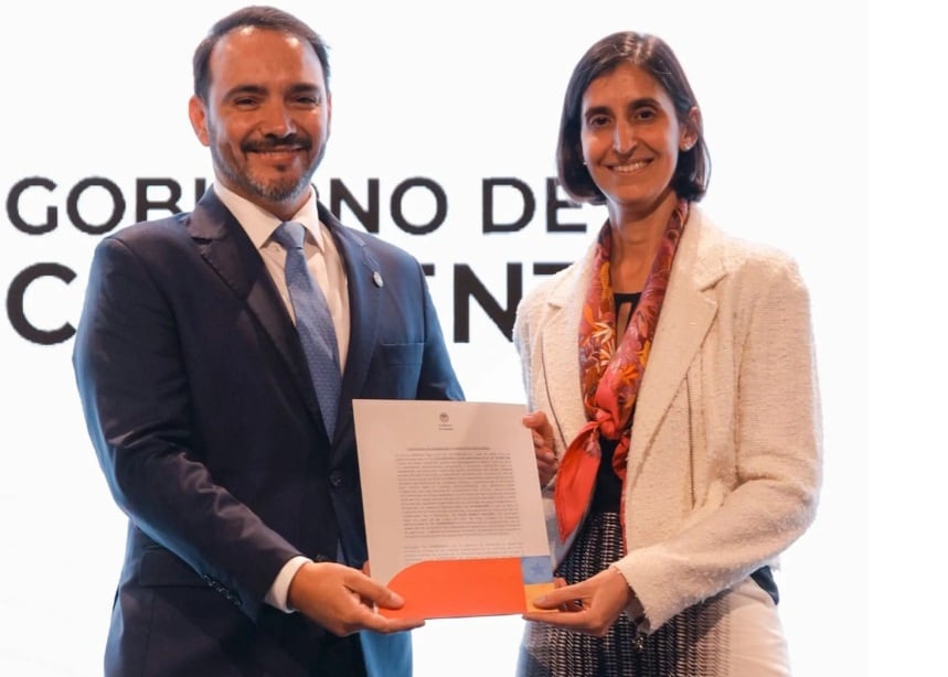 El gobernador de Corrientes, Juan Pablo Valdés, junto a la CEO de Arpulp, Alejandra Andrada.