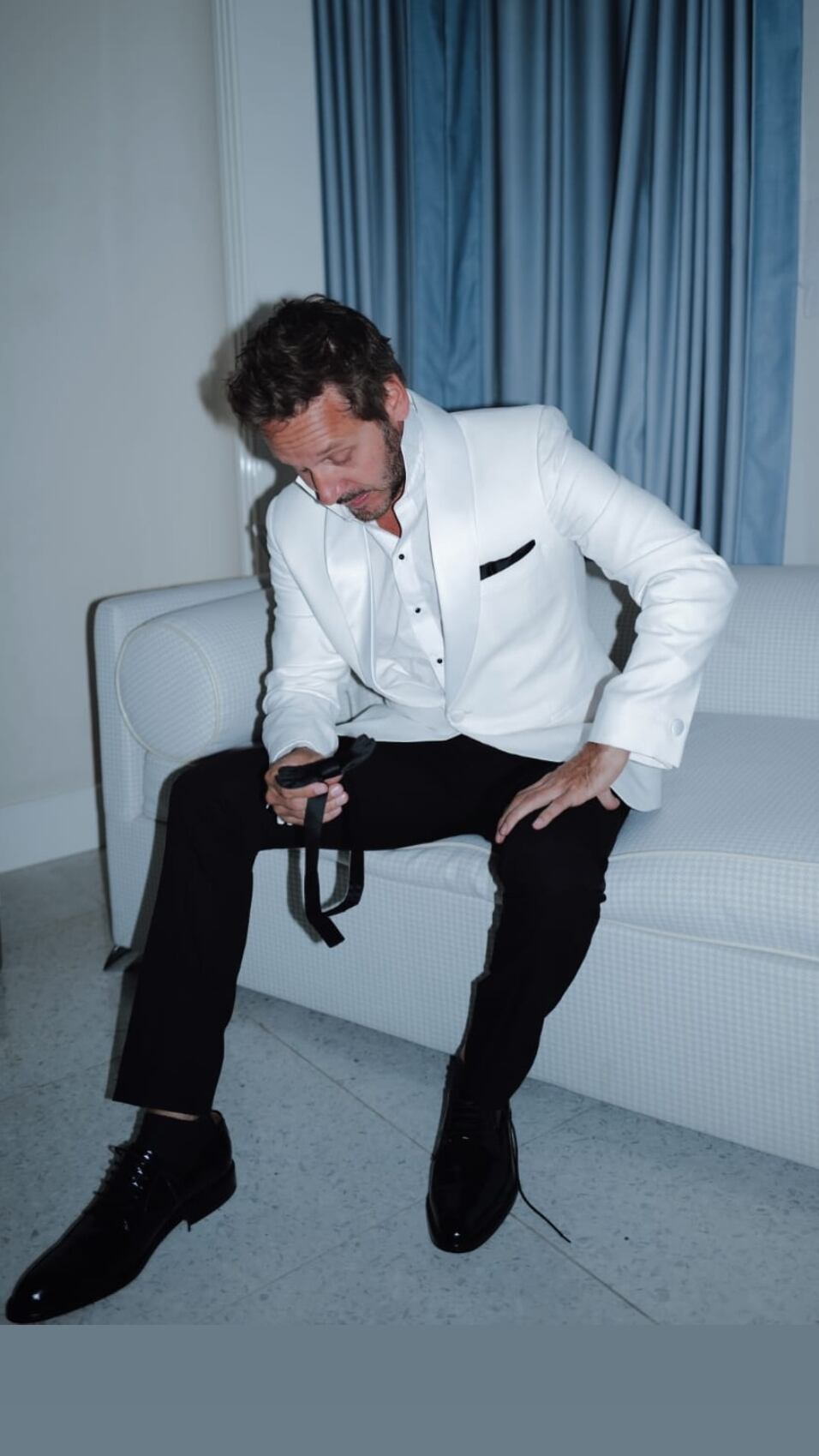 Benjamín Vicuña destacó en Cannes con un esmoquin clásico diseñado para combinar elegancia y serenidad (@benjaminvicuna.ok)