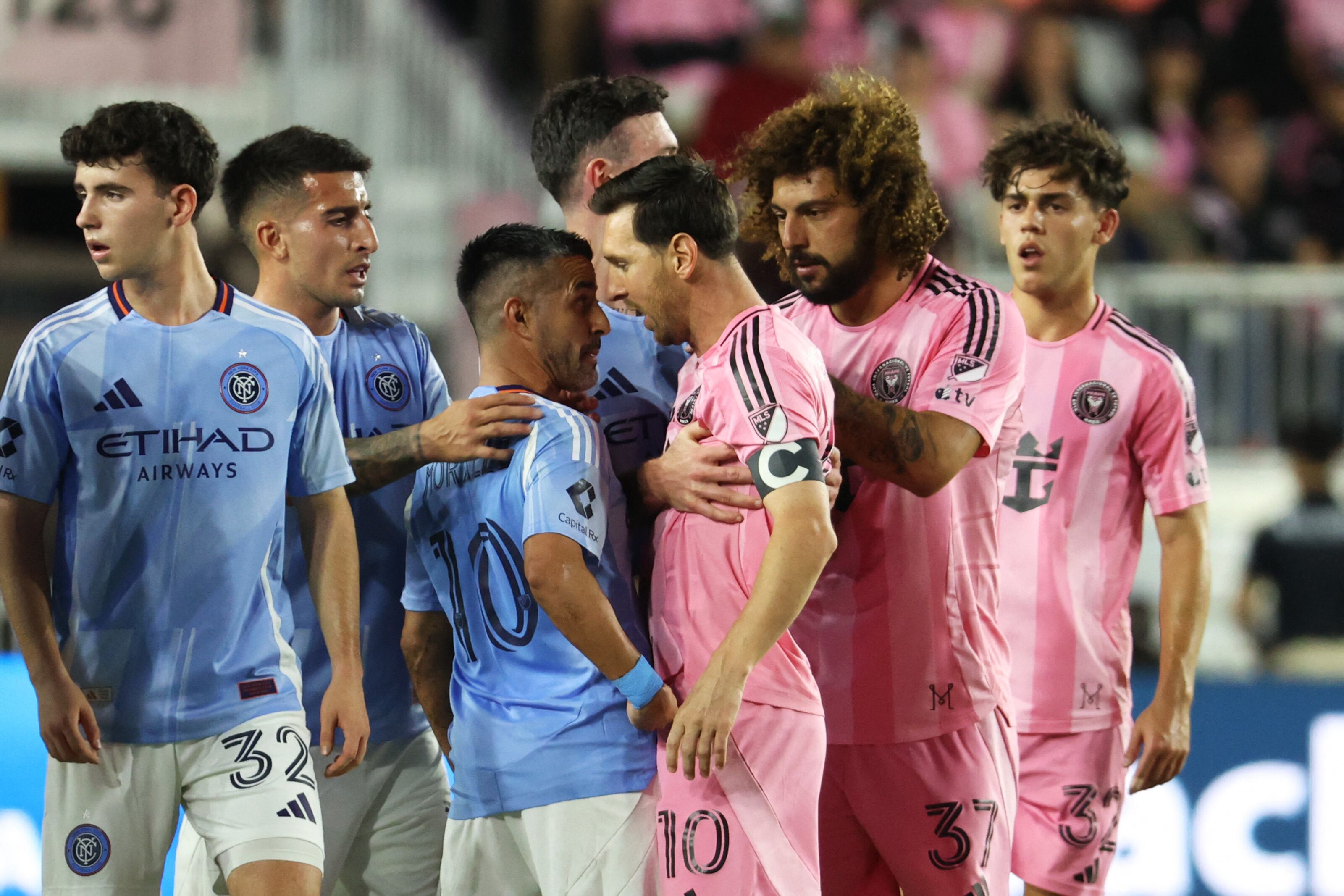 El intenso cruce cara a cara entre Lionel Messi y Maxi Moralez (Leonardo Fernandez/Getty Images/AFP)