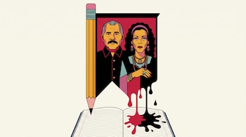 Lápiz escolar unido a un estandarte con retratos de Daniel Ortega y Rosario Murillo que gotea tinta roja y negra sobre un cuaderno abierto.