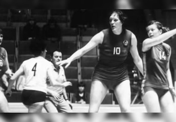 Semenova medía 2m13, calzaba 58