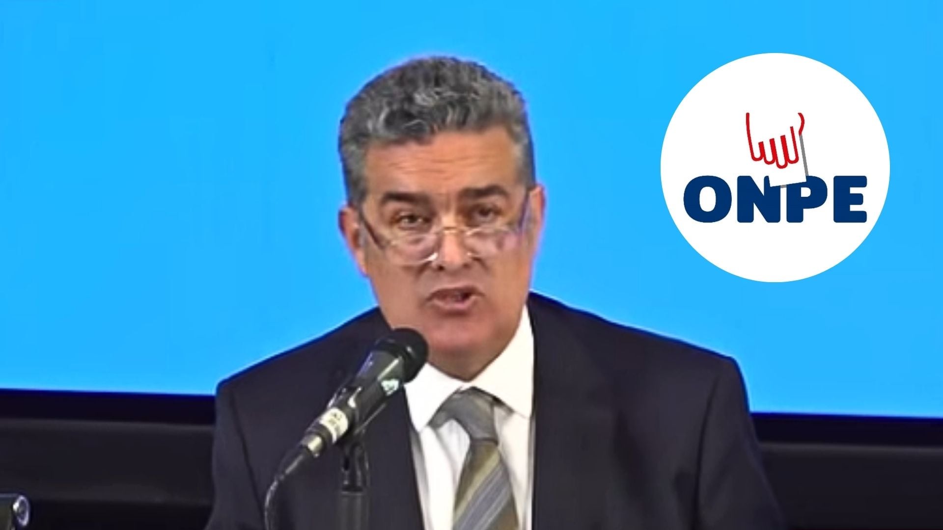 Bernardo Pachas, funcionario de la ONPE, se dirige a los medios de comunicación durante una conferencia de prensa sobre la organización de elecciones. (ONPE)