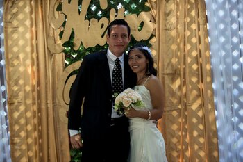 Una pareja se casa durante un maratón masiva de bodas hoy, en Managua (Nicaragua). EFE/ Jorge Torres