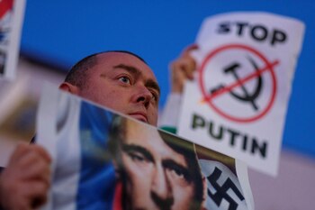 Members of the Russian community