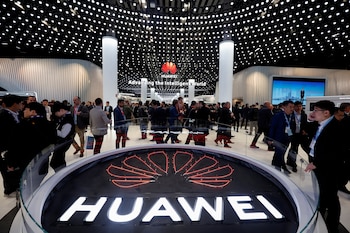 FOTO DE ARCHIVO: Personas visitan