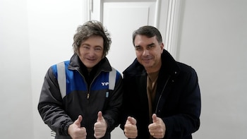 Milei se reúne con Flávio Bolsonaro y le traslada su apoyo para las elecciones generales de octubre en Brasil