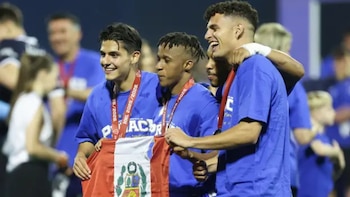 Matteo Pérez se coronó campeón con Dinamo Zagreb y celebró con la bandera de Perú: ¿acaso es un ‘guiño’ a la selección nacional?
