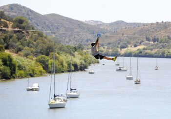 Un hombre cruzando el Guadiana