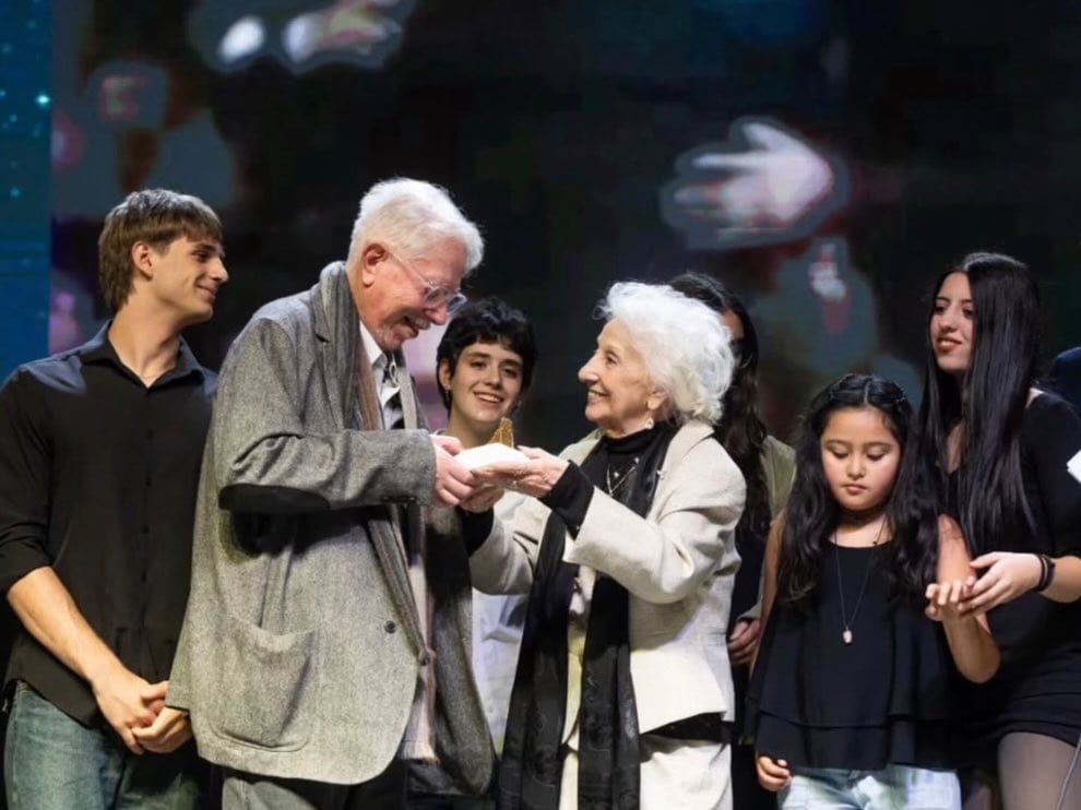 Su carrera inició en la publicidad en los años 60 y evolucionó hacia una visión cinematográfica comprometida y autoral