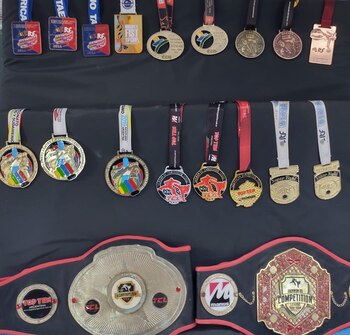 Más medallas y cinturones ganados