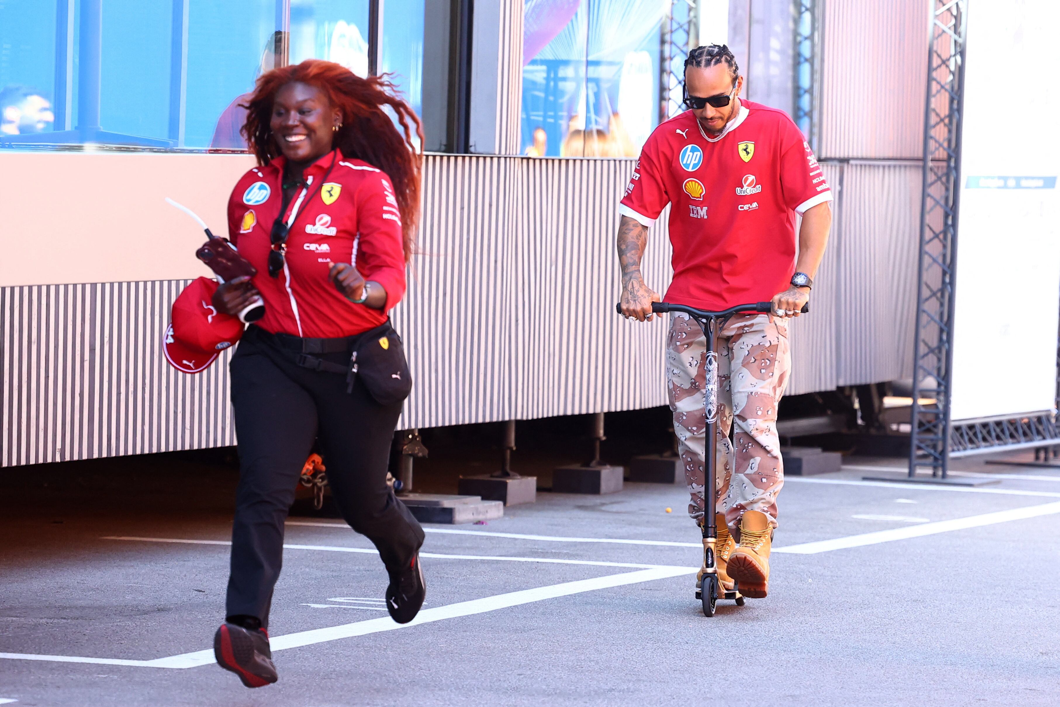 Hamilton está utilizando un reloj valuado en 1.5 millones de dólares (REUTERS/Albert Gea)