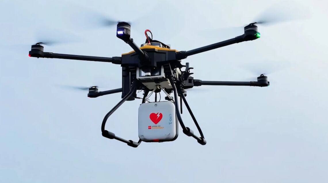 La tecnología de drones comienza a ocupar un rol clave en la atención de emergencias médicas, acercando desfibriladores automáticos a quienes los necesitan en cuestión de minutos (Duke University)