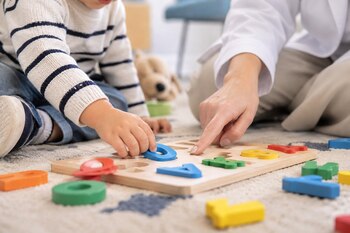 25/09/2026 Alertan de la tendencia, acelerada en pandemia, de un retraso madurativo de los niños, que precisan más autonomía.
La miembro del Departamento de Pediatría de la Clínica Universidad de Navarra, la doctora Belén Borrell, y su codirector, el doctor José Manuel Moreno, han alertado de la tendencia experimentada en la última década -y acelerada durante la pandemia- por la que se observa un retraso madurativo en los niños, los cuales precisan más autonomía.
SALUD
CLÍNICA UNIVERSIDAD DE NAVARRA