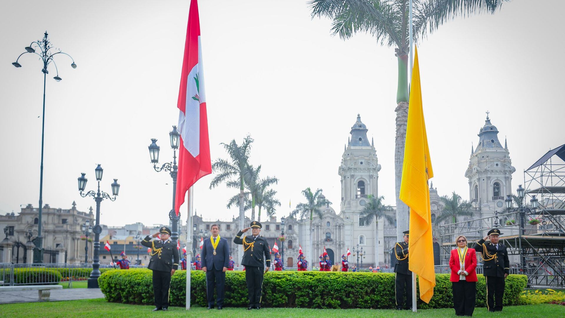 El alcalde de Lima encabezó el izamiento de la bandera nacional y de la ciudad, donde se rindió un minuto de silencio en homenaje por el sensible fallecimiento de nuestros colaboradores - MML