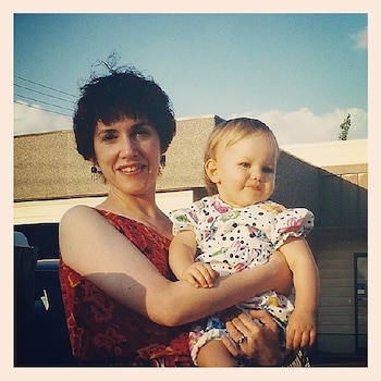 Victoria Pedretti con su mamá