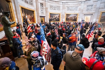 Asalto al Capitolio, 6 de enero de 2021: los partidarios de Donald J. Trump recorren el rotonda tras haber violado la seguridad durante su protesta por supuesto fraude (Foto: EFE/JIM LO SCALZO)