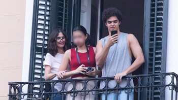 Paz Vega vuelve a sonreír y celebra eufórica el triunfo de 'La Roja' junto a dos de sus hijos desde su nueva casa
