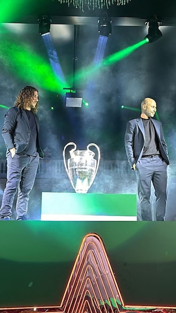 Carles Puyol y Javier Mascherano con el trofeo de la Champions League en Perú.