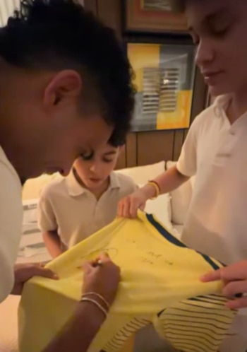 Durante el encuentro, Luis Díaz firmó camisetas de la Selección Colombia para los hijos del presidente electo. - crédito captura de video