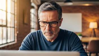 La interacción activa con la inteligencia artificial fortalece la autoconfianza laboral