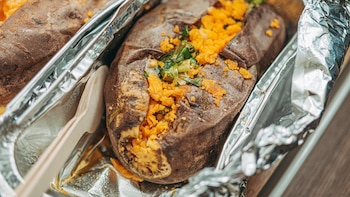 Cómo hacer boniato al horno y que quede perfecto: la receta para una guarnición saludable y otoñal