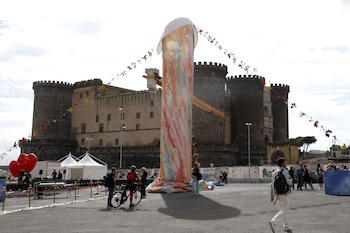 Una escultura en el centro de Nápoles genera controversia por su forma fálica