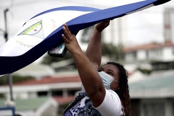 Una ciudadana nicaragüense participa en